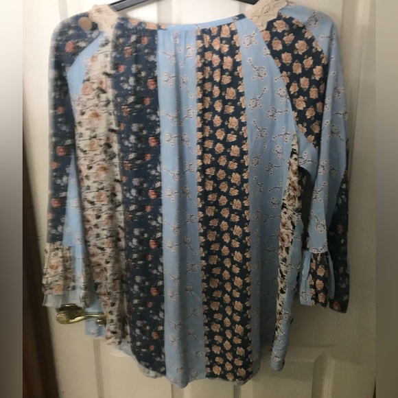 Seashell & Pom Pom Italian Top - Picture 6 of 9